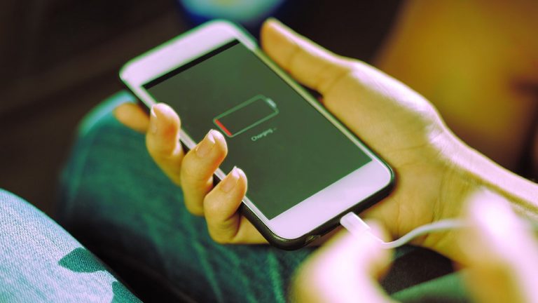 चार्ज होने में बहुत टाइम ले रहा है फ़ोन? जानें कैसे करें Phone Fast Charge